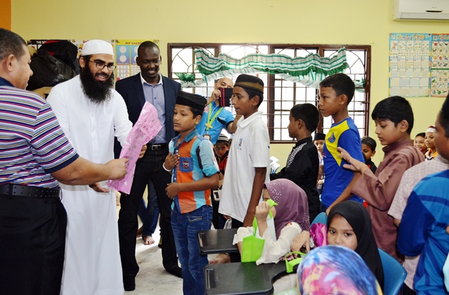 MEDIU Santuni Anak-Anak Muhajirin Rohingya