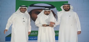 وزير التجارة والصناعة السعودي يكرم أحد طلاب جامعة المدينة العالمية وزير التجارة والصناعة السعودي يكرم أحد طلاب جامعة المدينة العالمية