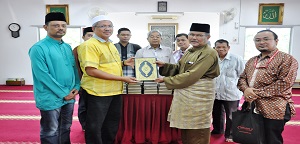 جامعة المدينة العالمية تقوم بتوزيع 50 نسخة من القرآن الكريم جامعة المدينة العالمية تقوم بتوزيع 50 نسخة من القرآن الكريم