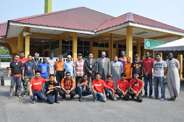 Sukarelawan MEDIU Bersihkan Surau Al-Amin Dan Waqaf Al-Quran