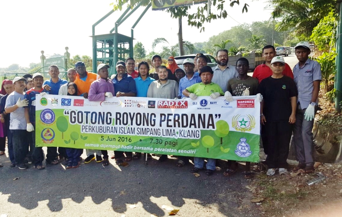 Program Di Ambang Ramadan, Sukarelawan MEDIU Bersih Kawasan Perkuburan