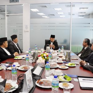 وفد من جامعة المدينة العالمية في زيارة رسمية إلى قناة الهجرة، سيبرجايا