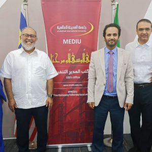 عنوان: مدير الجامعة  يستقبل الوزيرالأسبق حضرة داتو سري المهندس محمد زين بن محمد في مكتبه