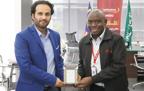 الدكتور عبد الله العريفي يلتقي في مكتبه أعضاء كلية اللغات المشاركون في الندوة العلمية في يوم اللغة العربية