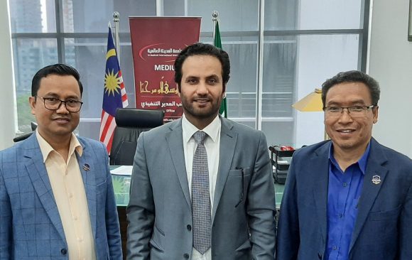 زياردة إدارة الجامعة الكمبودية للإدارة والتكنولوجيا لمقر جامعة المدينة العالمية